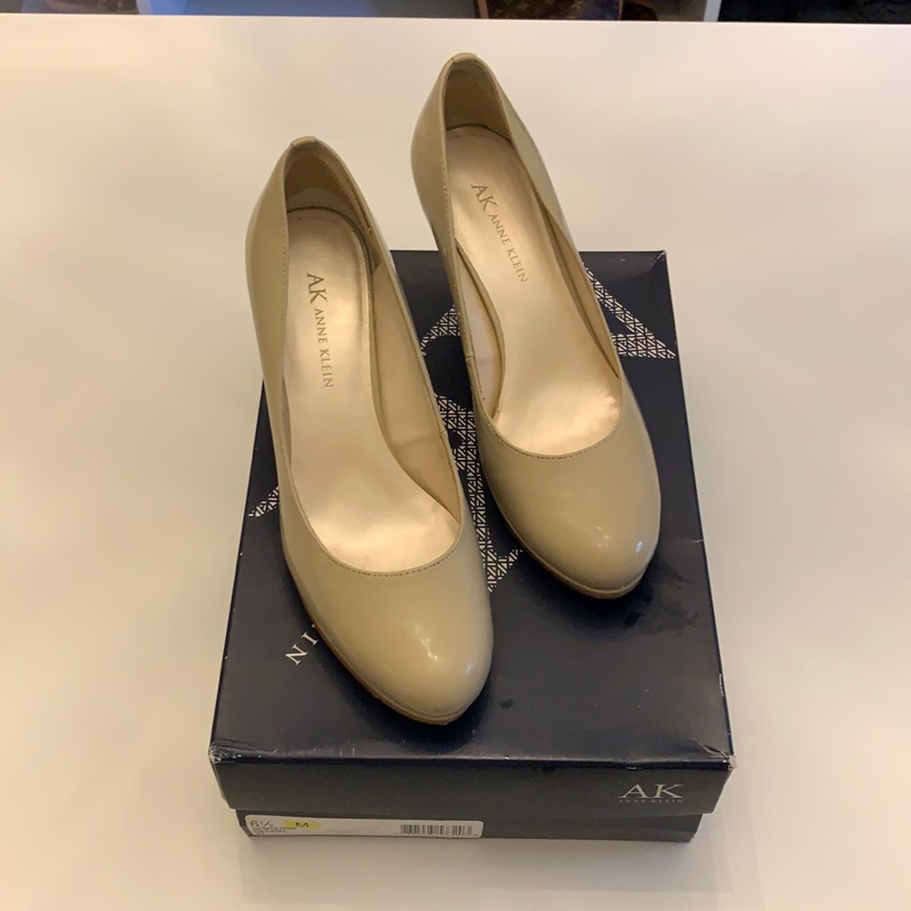 Anne Klein Nude Platform Pump Size 6.5